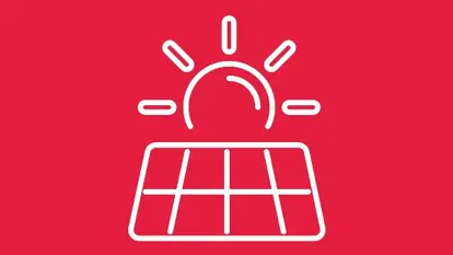 SWG-Symbol-E-Dach Ein Symbol mit einer weißen Sonne, die hinter einem Solarpanel aufgeht, auf einem roten Hintergrund.
