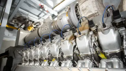Motor von Blockheizkraftwerk in der Lahnstraße.