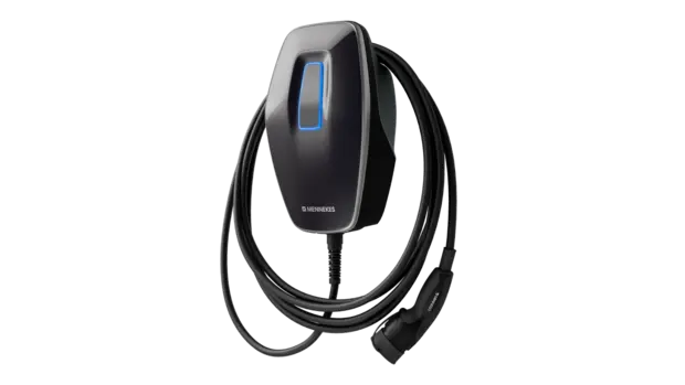 Schwarze E-Ladestation des Herstellers Mennekes mit einem integrierten Ladekabel und einem modernen, futuristischen Design.