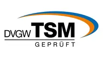 SWG-Zertifikate-TSM-Logo-geprüft "DVGW TSM geprüft Logo mit einem blauen und orangefarbenen Bogen über den Buchstaben.