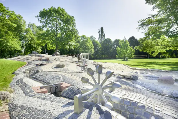 Man erkennt einen Steinwassergarten mit verschiedenen Wasserspielen.