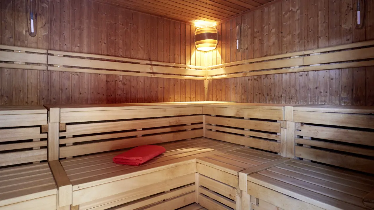 Auf dem Bild sieht man einen Ausschnitt aus einer Sauna mit mehreren Saunabänken.