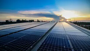 solar panels install on roof top PV-Anlage bei untergehender Sonne