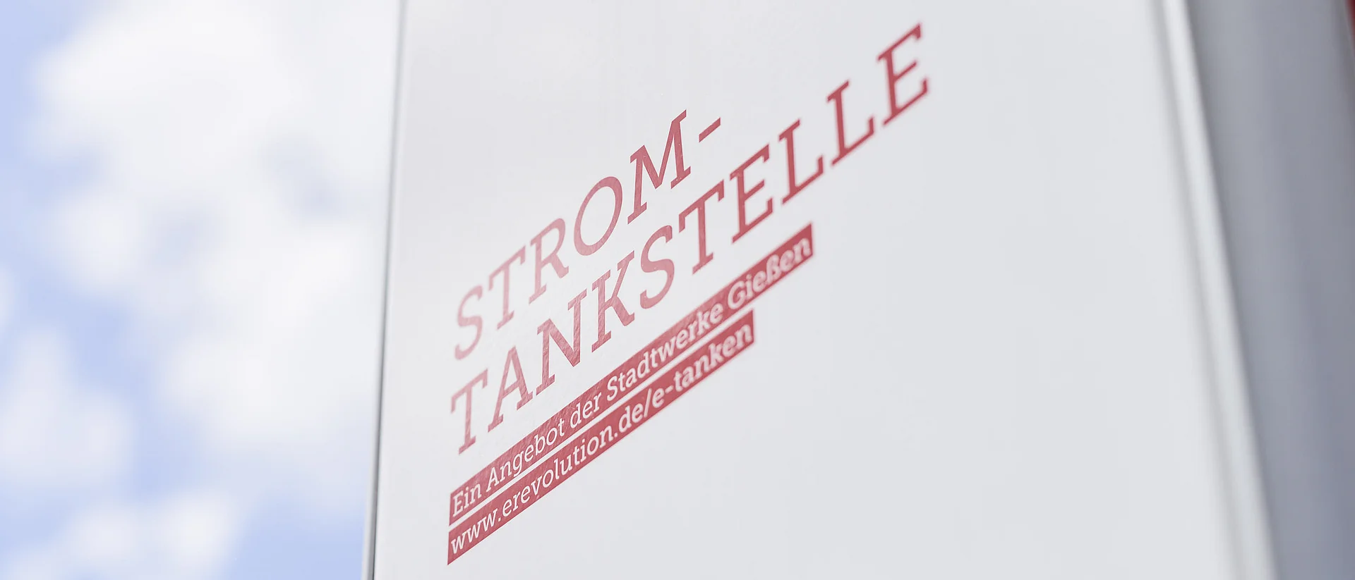 Stromtankstelle vor blauem Himmel