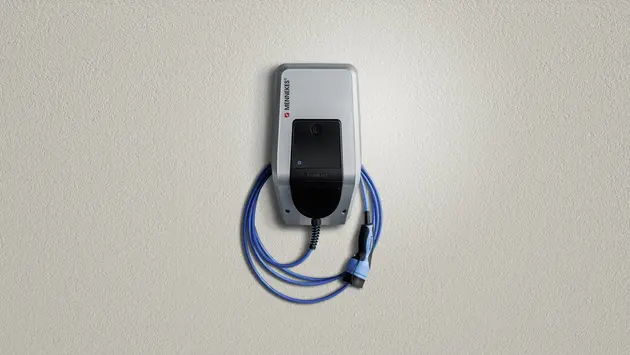 SWG-Wallbox-Ladestation Ladestation für Elektroautos an einer Wand montiert, mit blauem Ladekabel und Stecker.