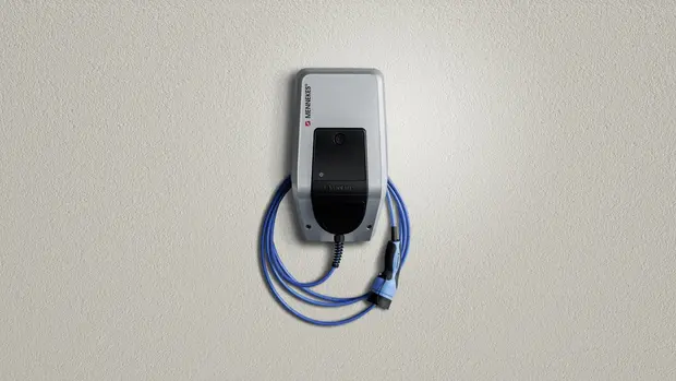 SWG-Wallbox-Ladestation Ladestation für Elektroautos an einer Wand montiert, mit blauem Ladekabel und Stecker.