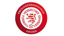 Kreisförmiges rotes Logo mit weißem Text „KREISJUGENDAUSSCHUSS GIESSEN“. Im Inneren befinden sich auf weißem Grund ein roter Löwe und ein Fußball mit der Aufschrift „Hessischer Fußball-Verband“.