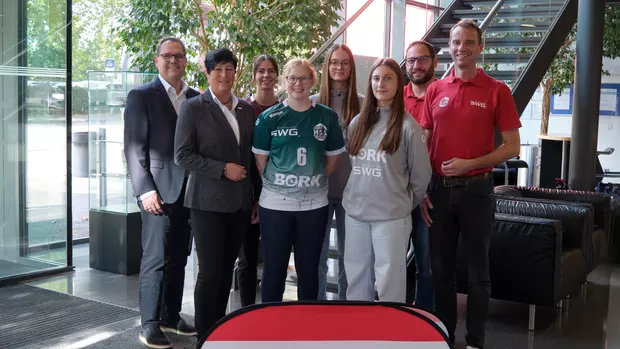 Eine Gruppe von Personen vom Verein und den SWG posieren für das Pressebild.