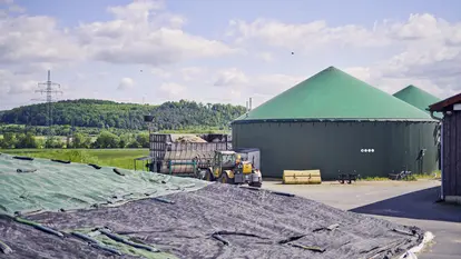 Biogasanlage Großen-Buseck mit Silos.