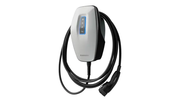 Weiße E-Ladestation des Herstellers Mennekes mit einem integrierten Ladekabel und einem modernen, futuristischen Design. Die Front zeigt ein beleuchtetes Bedienfeld mit Symbolen.