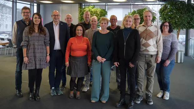 Eine Gruppe von Menschen im Vortragsraum