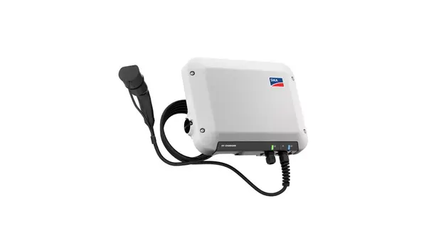 Ladestation für Elektroautos der Marke SMA, mit angeschlossenem schwarzen Ladekabel.