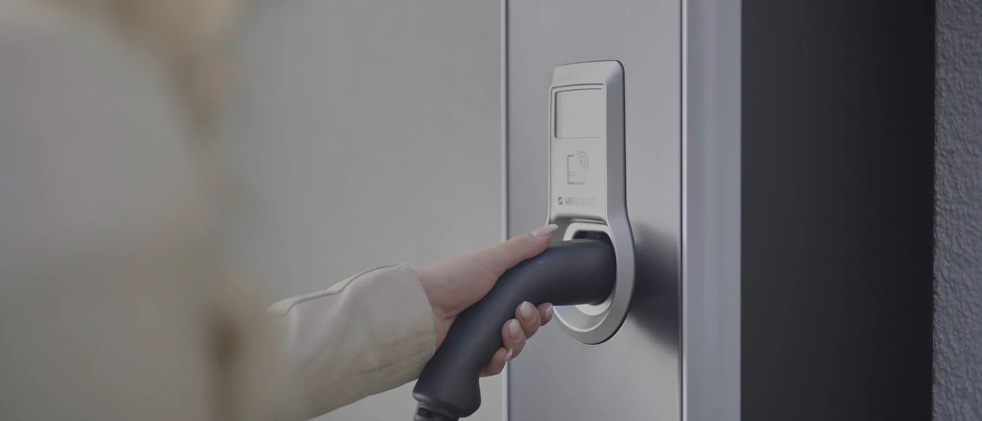 Stecker in Ladestation