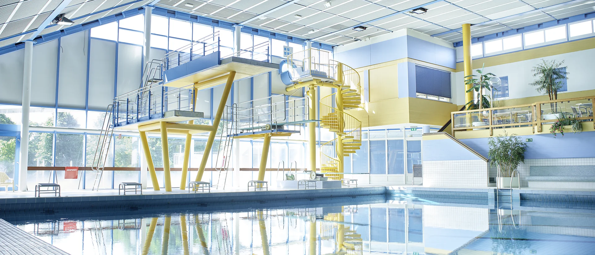 Innenaufnahme des Badezentrum Ringallee mit Sportbecken, Sprungbretter und Sprungtürmen
