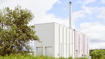Bild einer Thermischen Reststoffbehandlungs-und Energieverwertungsanlage von außen.