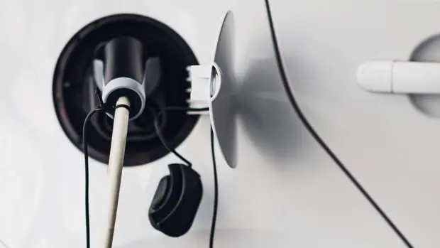 SWG-Ladevorgang-Nahaufnahme Nahaufnahme eines Elektroautos beim Ladevorgang, das Ladekabel ist an der Ladebuchse des Autos angeschlossen.