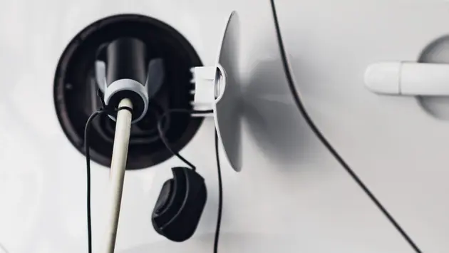 SWG-Ladevorgang-Nahaufnahme Nahaufnahme eines Elektroautos beim Ladevorgang, das Ladekabel ist an der Ladebuchse des Autos angeschlossen.