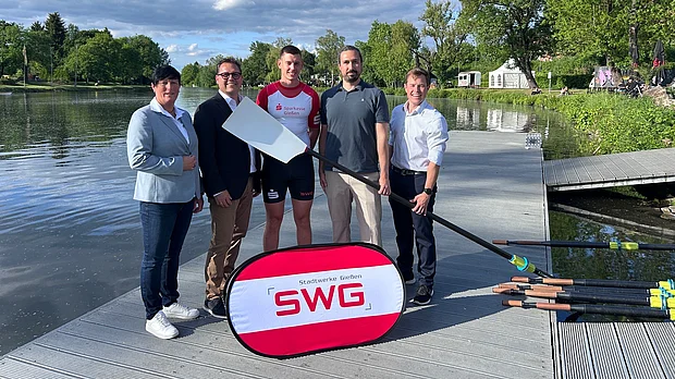 Vertreter von den SWG und dem Giessen-Achter stehen gemeinsam auf einem Steg