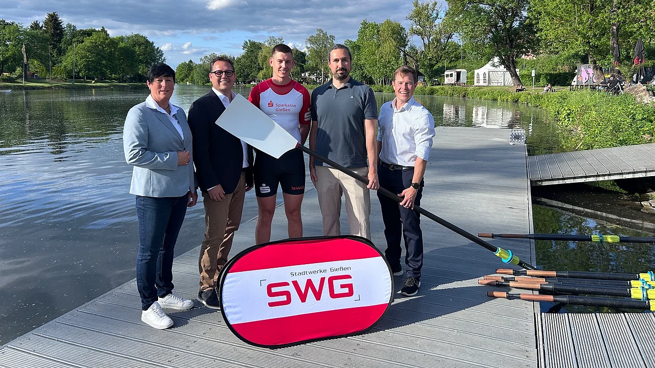 Representatives from SWG and the Giessen-Achter stand together on a jetty