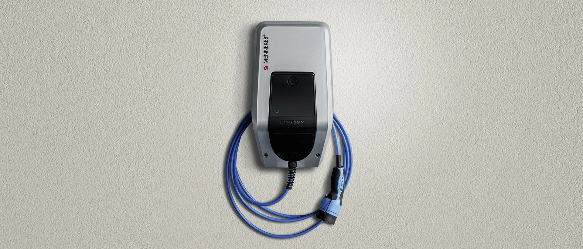Ladestation für Elektroautos an einer Wand montiert, mit blauem Ladekabel und Stecker.