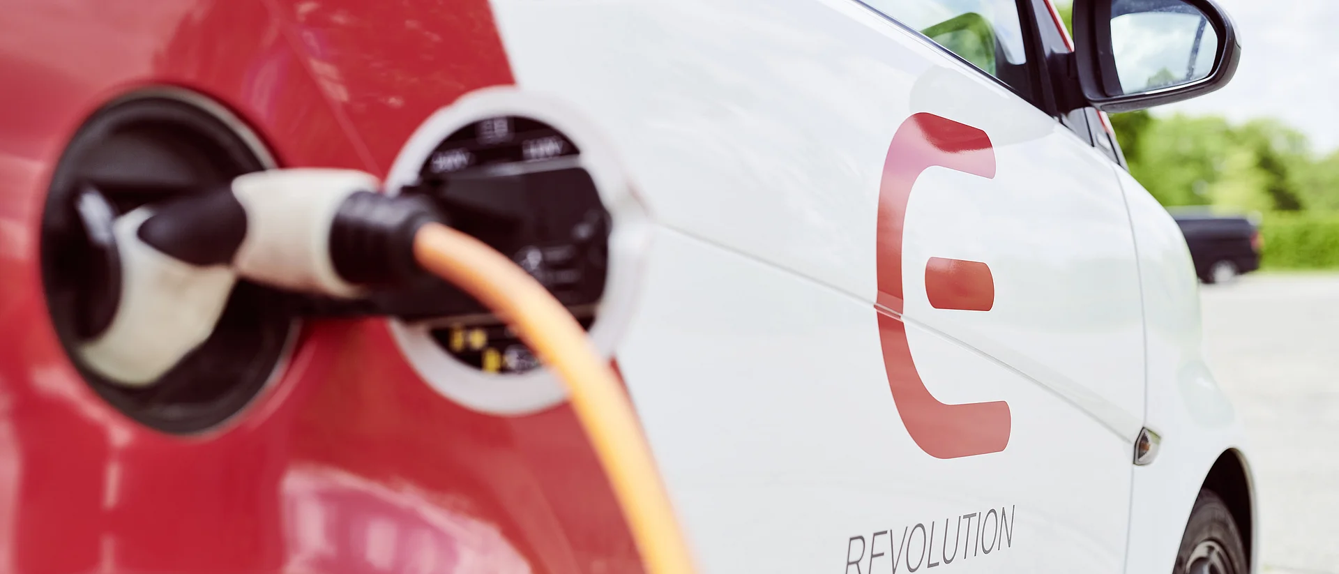 Nahaufnahme eines E-Ladevorgangs