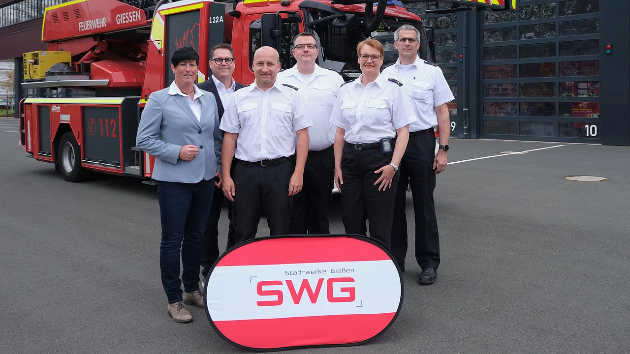Vertreterinnen und Vertreter von Feuerwehr und SWG vor dem Gefahrenabwehrzentrum