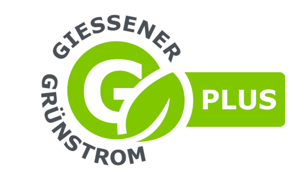 Logo von Gießener Grünstrom PLUS: Ein kreisförmiges Design mit einem stilisierten 'G' und einem grünen Blatt, ergänzt durch den Schriftzug 'PLUS' in einem grünen Rechteck.