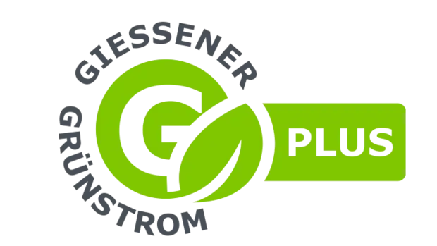 Logo von Gießener Grünstrom PLUS: Ein kreisförmiges Design mit einem stilisierten 'G' und einem grünen Blatt, ergänzt durch den Schriftzug 'PLUS' in einem grünen Rechteck.