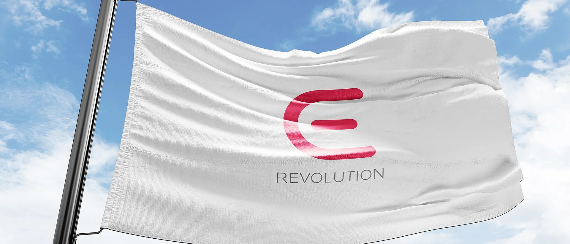  Eine weiße Fahne mit dem roten Symbol eines stilisierten "E" und dem darunter stehenden Wort "REVOLUTION", flattert an einem Fahnenmast vor einem blauen Himmel mit weißen Wolken.