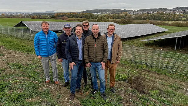 Vertreter von SWG, MIT.BIO und die Landwirte posieren vor der Freiflächen-PV-Anlage