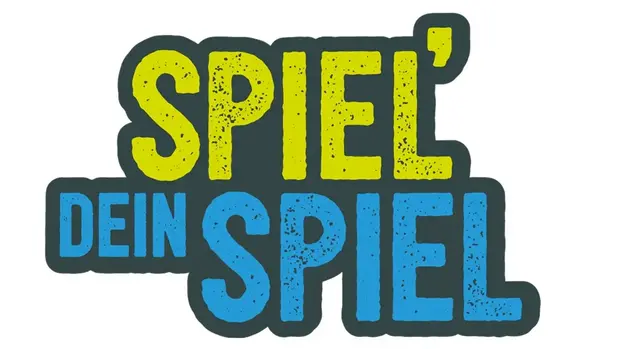 Textlogo mit dem Schriftzug "SPIEL‘ DEIN SPIEL". "SPIEL" ist in gelber, fetter, strukturierter Schrift, "DEIN" in kleinerer blauer Schrift und "SPIEL" in größerer blauer Schrift. Der Text ist in schwarzer Farbe auf weißem Hintergrund mit einer Umrandung