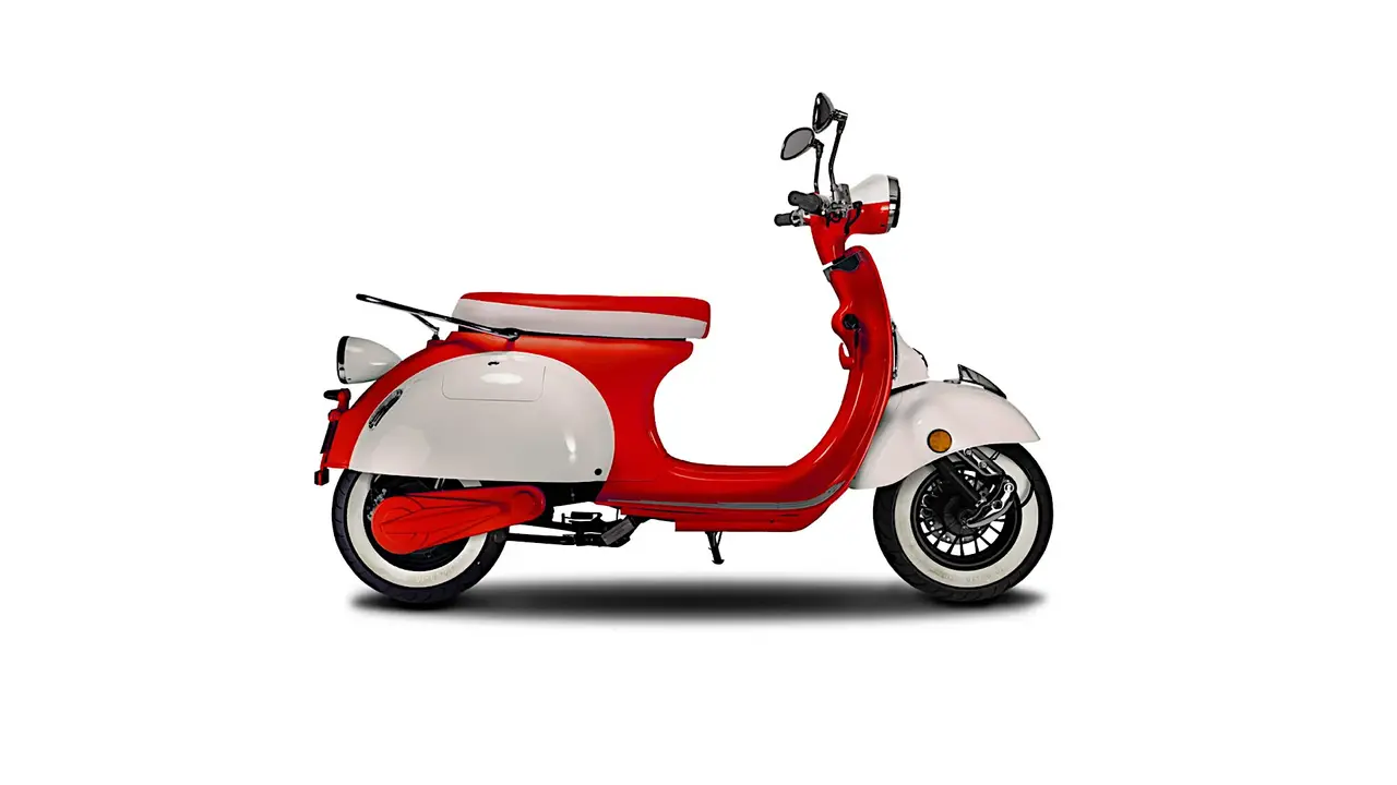 Ein klassisch gestalteter Retro-Roller in den Farben Rot und Weiß. Der Roller hat ein schlankes Design mit einem roten Rahmen und weißen Akzenten, einschließlich der Sitzfläche und der Radabdeckungen.