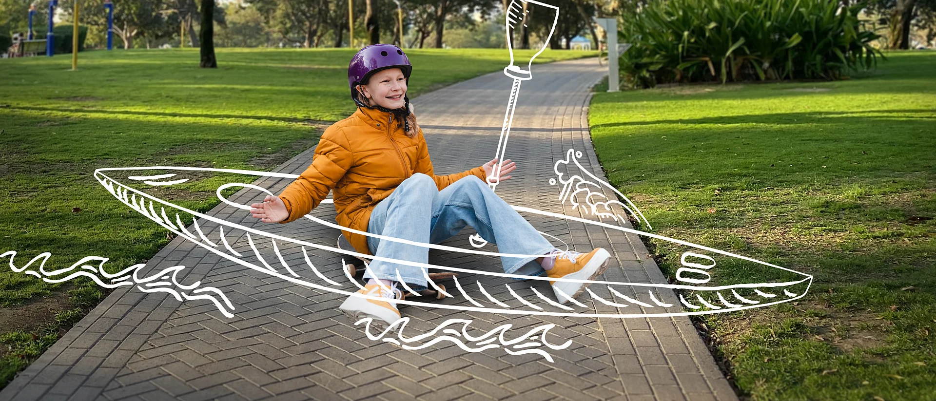 Ein Kind in einer orangen Jacke und Jeans sitzt auf einem gepflasterten Weg im Park und trägt einen lilafarbenen Helm. Um das Kind herum sind weiße Zeichnungen eines Kajaks und eines Paddels, die den Eindruck erwecken, als würde es auf Wasser paddeln.