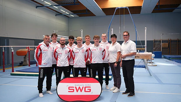 Das Turnteam und Vertreter der SWG posieren in der Turnhalle