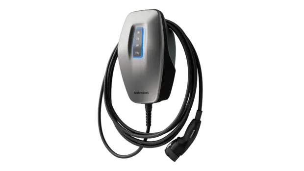 Silberne E-Ladestation des Herstellers Mennekes mit einem integrierten Ladekabel und einem modernen, futuristischen Design. Die Front zeigt ein beleuchtetes Bedienfeld mit Symbolen.